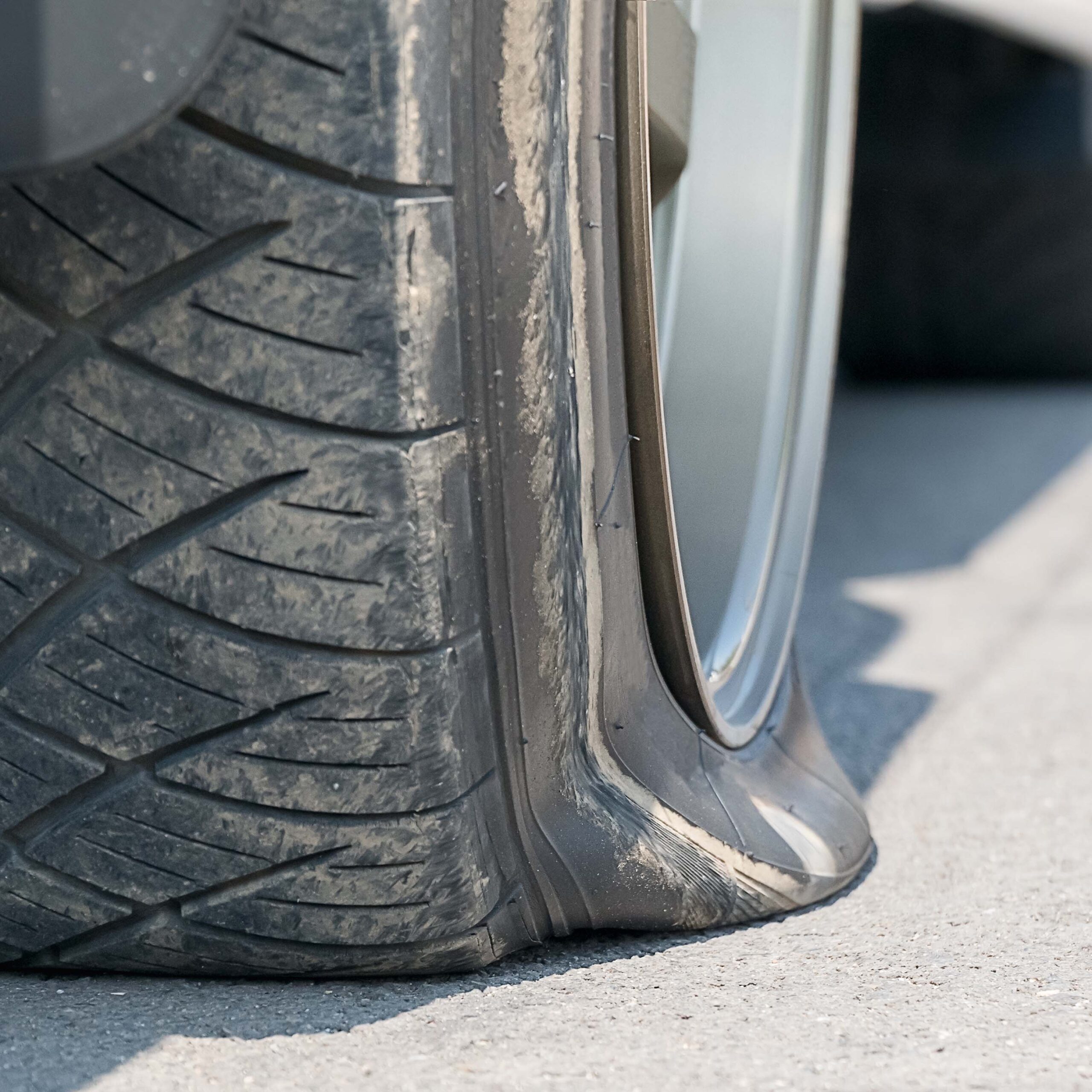 パンクしたタイヤ