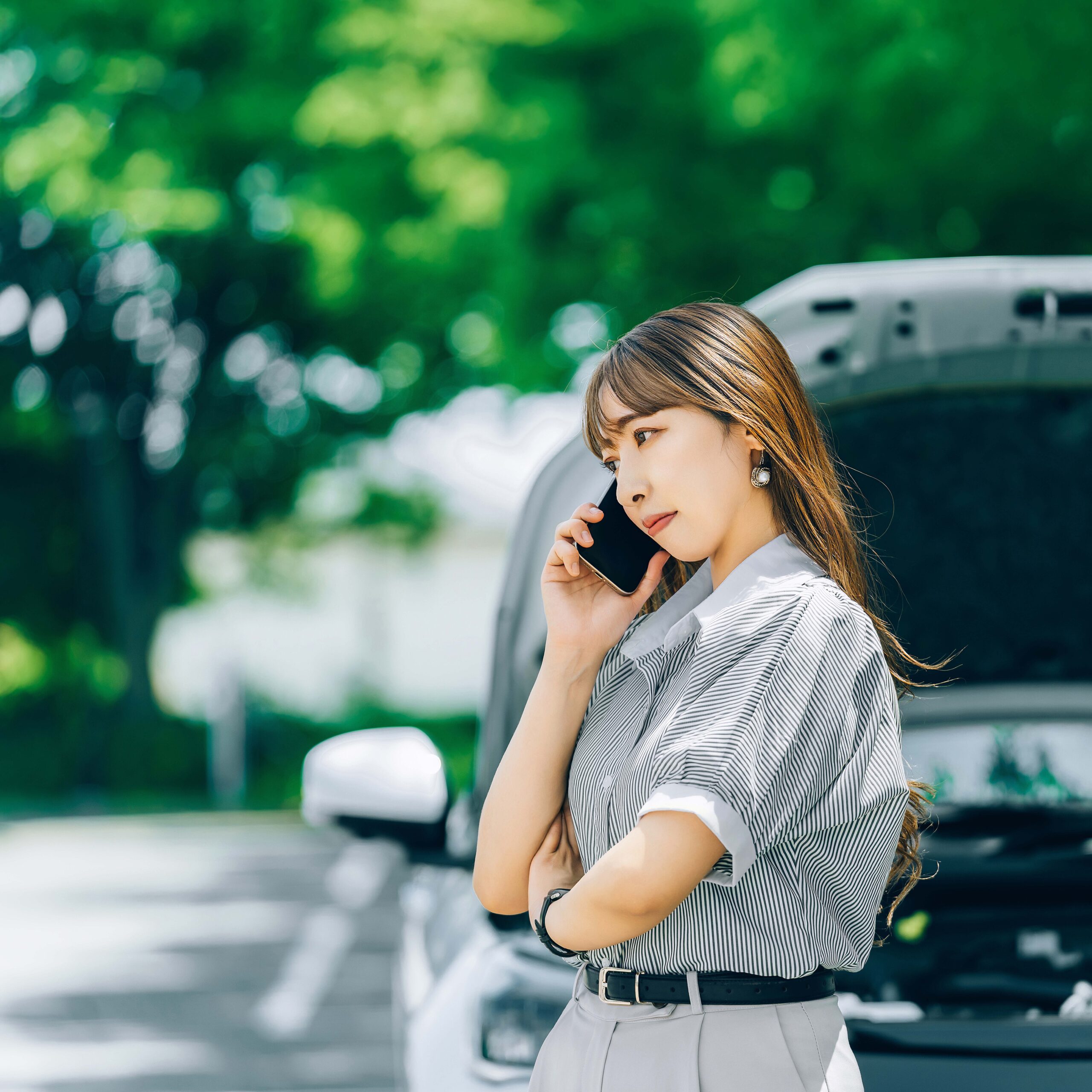 電話で相談する女性